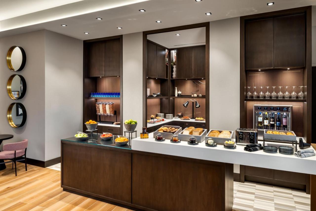 Club Queen Room with Two Queen Beds - Club Lounge Access,1393843457:JPEG